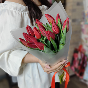 Букет из 15 красных тюльпанов в Чехове