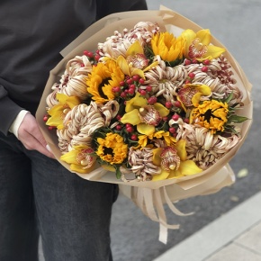 Букет "Биркин" из подсолнухов, орхидей, гиперикума, хризантем Виена в Чехове