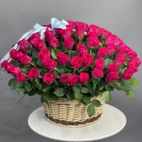 Композиция в корзине из 151 малиновой розы в Чехове