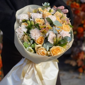 Букет "Пломбирный" из роз Аваланж, диантусов, альстромерий и эвкалипта в Чехове