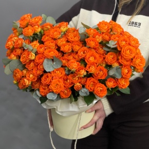 Композиция в шляпной коробке "Закат" из кустовых роз и эвкалипта в Чехове