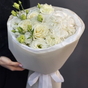 Букет "Нега" из Голландской гортензии, роз и эустом в Чехове