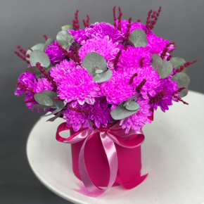 Композиция в шляпной коробке "Магия розового" из хризантем и лаванды в Чехове