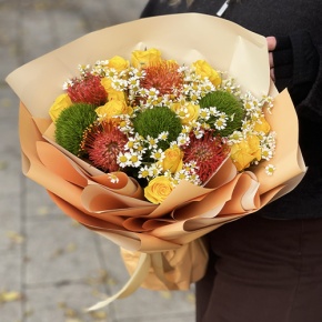 Букет "Зельда" из диантусов Lux, лимонных роз, лейко и ромашек в Чехове