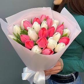 Букет из 25 кораллово-белых тюльпанов в Чехове