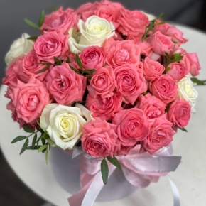 Композиция в шляпной коробке из белых и кустовых коралловых роз в Чехове