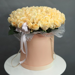 Композиция в шляпной коробке из 101 кремовой розы в Чехове