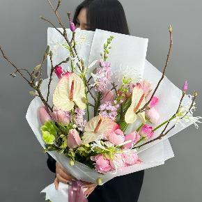 Авторский букет с антуриумами, ранункулюсами и цветущими ветками магнолии в Чехове