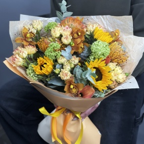 Букет "Сочиняй мечты" из подсолнухов, лейко, вибирнума, орхидей, калл, кустовых роз и талинума в Чехове
