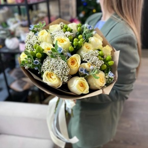 Букет "Мичиган" из пионовидных роз Баттеркап, озатамнуса, оксипеталума и гиперикума в Чехове