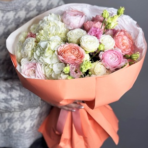 Букет "Мармеладка" из ранункулюсов, гортензии, эустомы и пионовидных роз в Чехове