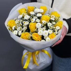 Букет "Синди" из лимонных роз, ромашек и хризантем сантини в Чехове