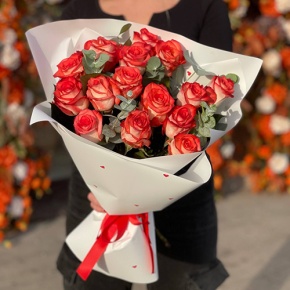 Букет из 15 красно-белых роз Кения с эвкалиптом (40 см) в Чехове