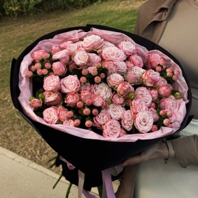 Букет из кустовых роз Бомбастик и гиперикума (50 см) в Чехове