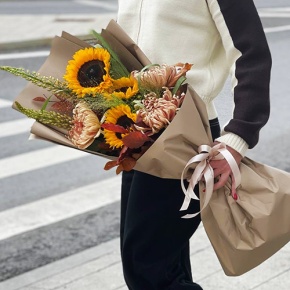 Букет "Оптимизм" из подсолнухов, листьев дуба, хризантем Виена и эремуруса в Чехове