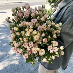 Букет из 31 кустовой розы микс (70 см) в Чехове