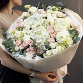Букет "Пастелла" из кустовых пионовидных роз, Голландской Гортензии, эустомы, хризантемы Ньютон и эвкалипта в Чехове