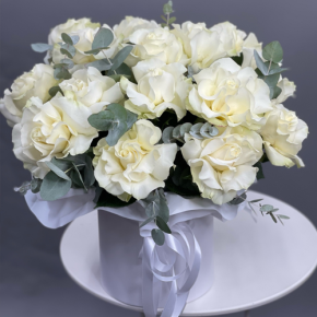 Композиция в шляпной коробке из роз Эквадор Мондиаль в Чехове