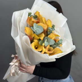 Букет из 17 оранжевых калл с эвкалиптом в Чехове