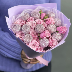 Букет из шоколадных пионов и кустовых роз в Чехове