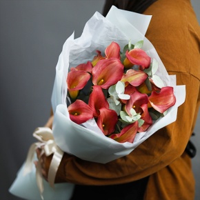 Букет из 17 нежных калл с эвкалиптом в Чехове