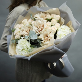 Букет "Вайб" из роз Эквадор Квиксенд, гортензии и кустовых роз в Чехове