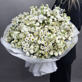 Букет "Эдем" из хризантем, маттиол и ромашек в Чехове