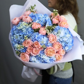 Букет "Тону в твоих глазах" из кустовых пионовидных роз Джульетта, хамелациума и гортензий в Чехове