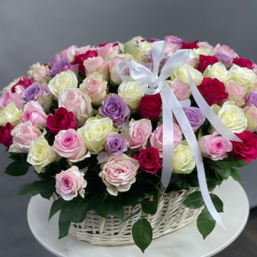 Композиция в корзине из 101 розы микс в Чехове
