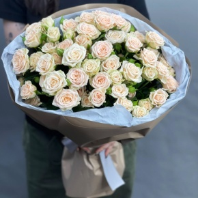 Нежный букет из 17 кремовых кустовых роз (60 см) в Чехове