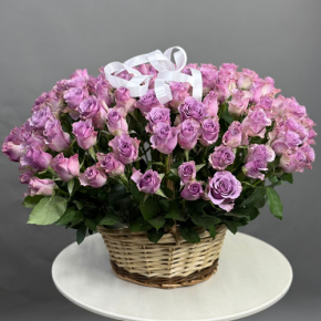 Композиция в корзине из 131 кенийской розы (40 см) в Чехове