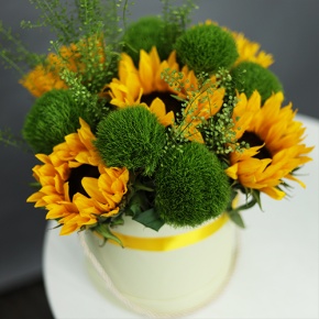 Композиция в шляпной коробке из подсолнухов и диантусов люкс в Чехове