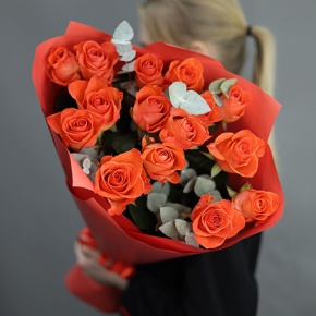 Букет из 15 морковных роз с эвкалиптом (70 см) в Чехове