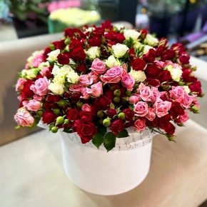 Композиция в шляпной коробке из 101 кустовой розы микс (50 см) в Чехове