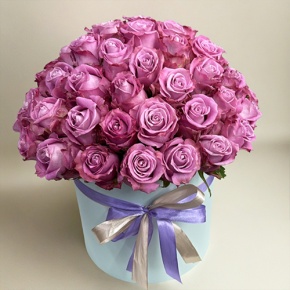 Композиция в шляпной коробке из 51 розы Меритим в Чехове