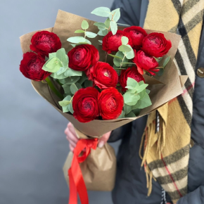 Букет из 11 ранункулюсов и эвкалипта в Чехове