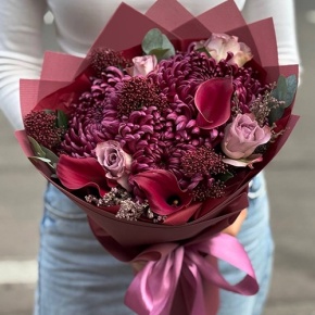 Букет "Импульс" из скиммии, калл, роз и хризантем Бигоуди в Чехове