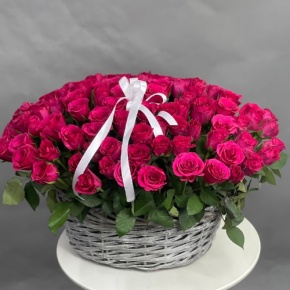 Композиция в корзине из 101 малиновой розы (40 см) в Чехове