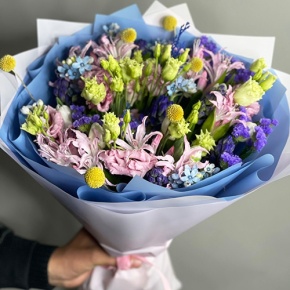 Букет "Загадка вечности" из гиацинтов, нерине, тюльпанов и оксипеталума в Чехове