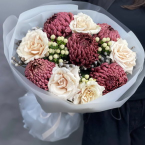 Букет "Всё что тебе касается" из хризантем Бигоуди, роз Эквадор Квиксенд и гиперикума в Чехове