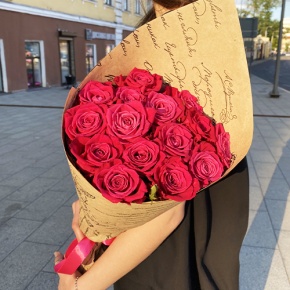 Букет из 15 роз Шангрила в крафте (60 см) в Чехове
