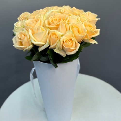 25 кремовых роз в конусе в Чехове