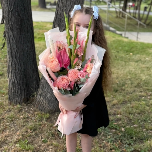 Букет на 1 сентября с гладиолусами, розами и антуриумом в Чехове