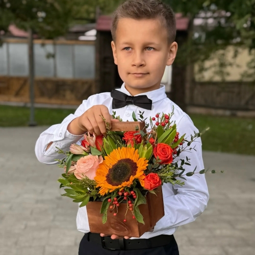 Деревянный ящик с подсолнухом, розами и калиной в Чехове