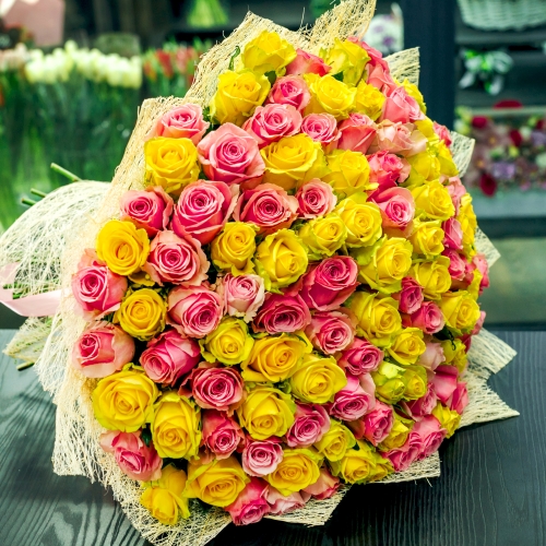 Букет из 101 розовой и лимонной розы (50 см) в Чехове