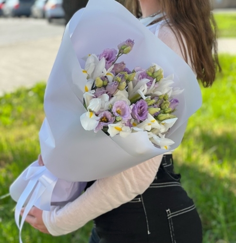 Букет "Вива ла дива" из эустом и ирисов в Чехове