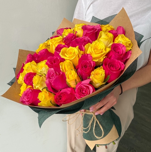 Букет из 51 малиновой и лимонной розы (40 см) в Чехове