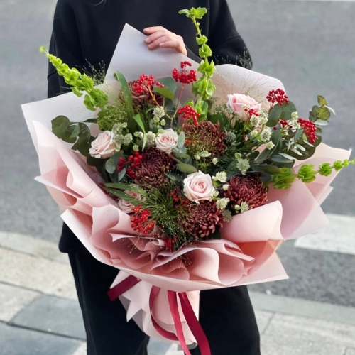 Букет "Вернисаж" из калины, хризантем Бигоуди, молюцеллы, паникума, роз и астранции в Чехове