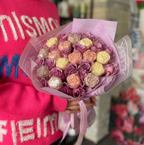 Букет из роз и шоколадных пионов в Чехове