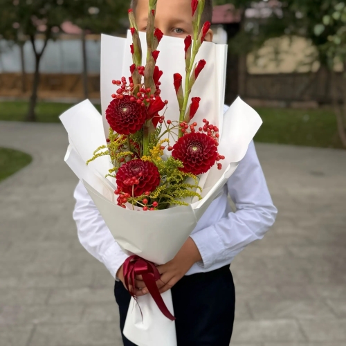Букет на 1 сентября с красными гладиолусами, георгинами и калиной в Чехове